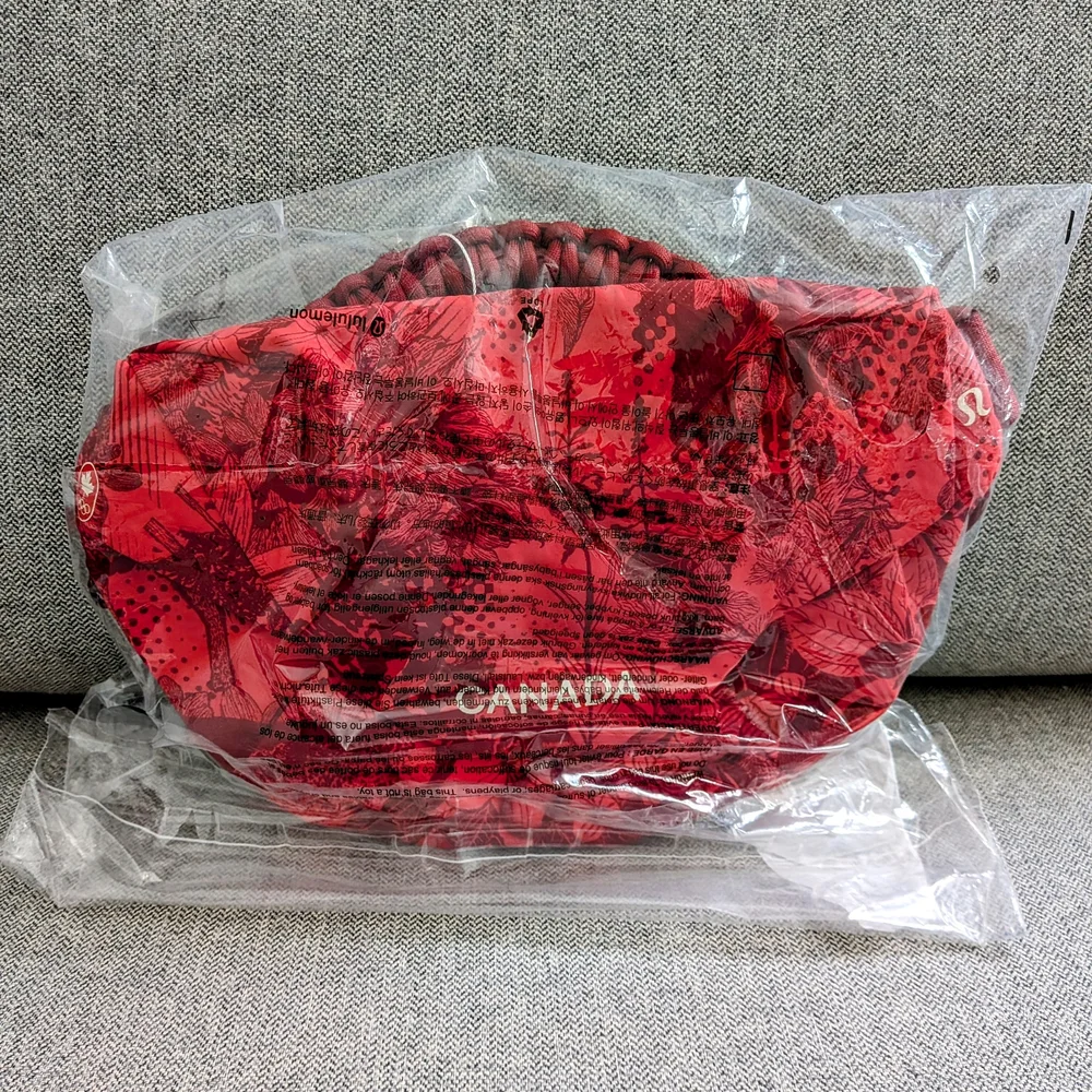 Lululemon x Team Canada Curved Crossbody Bag NWT - Picture 6 of 6